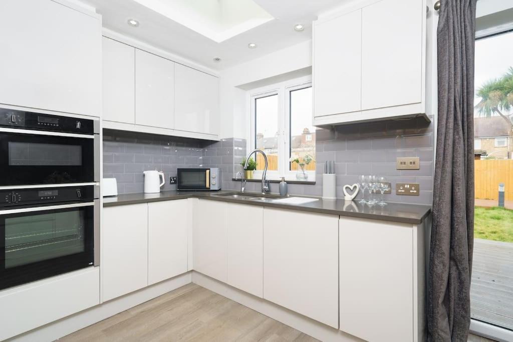 רומפורד Beautiful 4 Bed Immaculate Condition Refurbished Property מראה חיצוני תמונה