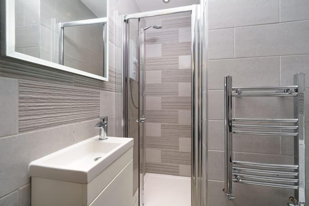 רומפורד Beautiful 4 Bed Immaculate Condition Refurbished Property מראה חיצוני תמונה