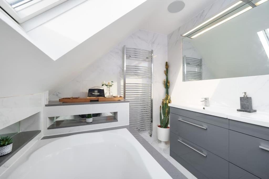 רומפורד Beautiful 4 Bed Immaculate Condition Refurbished Property מראה חיצוני תמונה
