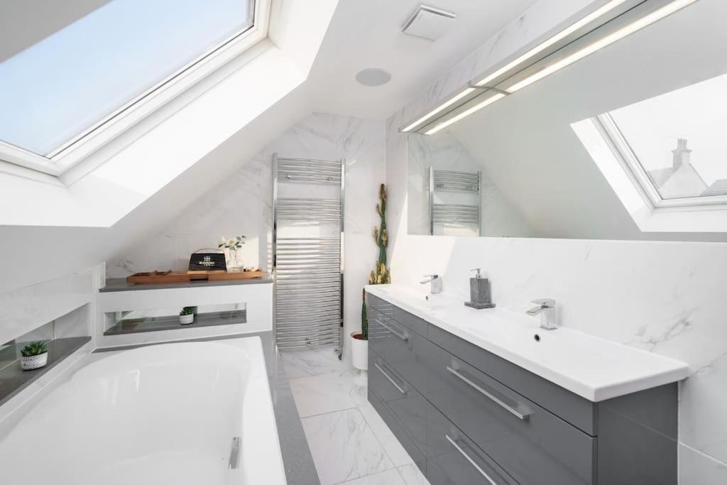 רומפורד Beautiful 4 Bed Immaculate Condition Refurbished Property מראה חיצוני תמונה